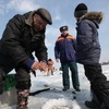 Сотрудники МЧС и ГИБДД рассказали рыбакам об опасности выхода на лед во Владивостоке (ПАМЯТКА)