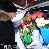 «Тюльпаны повсюду»: во Владивостоке работают «цветочные павильоны на колесах» (ФОТО)