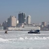 Во Владивостоке спасли провалившегося под лед человека