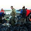 Активисты продолжают уборку на острове Русском (ФОТО)