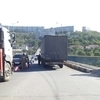 Грузовик снес рамку-ограничитель на Рудневском мосту