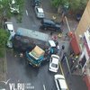 На улице Лазо во Владивостоке перевернулся грузовик с прицепом (ФОТО)
