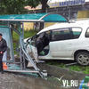 Во Владивостоке автомобиль врезался в автобусную остановку (ФОТО)