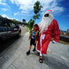 По улицам Владивостока в разгар лета гуляет настоящий Дед Мороз