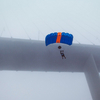 Владивостокский бейс-джампер снова спрыгнул с Золотого моста (ФОТО)