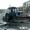 На улицы Владивостока вышла снегоуборочная техника
