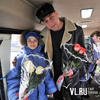 В Международный женский день улицы Владивостока заполонили мужчины с цветами