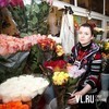 Жители Владивостока спешат поздравить женщин города с 8 марта (ФОТО)