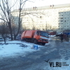 На обледенелой дороге на Кирова мусоровоз снес железный гараж (ФОТО)