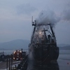 Во Владивостоке в районе мыса Токаревского загорелось судно (ФОТО; ВИДЕО)