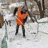 На очистку лестниц и тротуаров от снега и наледи во Владивостоке вышли дорожные рабочие