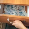 Во Владивостоке должника крупной суммы денег подвела «золотая» тумбочка