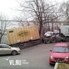 Во Владивостоке контейнеровоз перекрыл объездную дорогу в центре города (ФОТО)