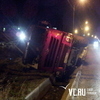 Во Владивостоке на улице Выселковой перевернулся грузовик (ФОТО)