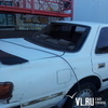 Во Владивостоке сорванная ветром обшивка дома повредила припаркованные автомобили (ФОТО)