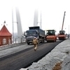 Продолжается укладка нового асфальта на Чуркинском мосту (ФОТО)