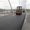 На Русском мосту началось асфальтирование проезжей части (ФОТО)