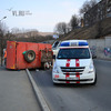 Во Владивостоке перевернулся мусоровоз (ФОТО)