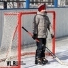 Любимым местом игр владивостокской детворы в бесснежную зиму стали хоккейные коробки