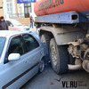 В центре Владивостока бензовоз «притер» два автомобиля: образовалась пробка (ФОТО)