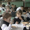 Во Владивостоке школьников из малообеспеченных семей кормят бесплатными горячими обедами