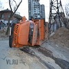 В центре Владивостока перевернулся мусоровоз: водитель в больнице (ФОТО)