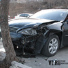Во Владивостоке водитель легковушки врезался в дерево (ФОТО)
