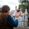 «Старики-чудотворцы»: в Артеме пенсионеры возвели керамический замок в собственном дворе (ФОТО)