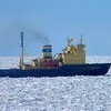 В Охотском море ледоколы продолжают бой за спасение судов, застрявших во льдах