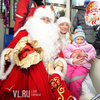 В вагоне новогоднего фуникулера Владивостока Дед Мороз раздавал подарки