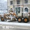 Мокрый снег осложняет работу спецтехники по очистке городских дорог Владивостока