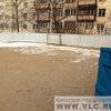 Несознательные жители Владивостока жарят шашлык на заборах хоккейных коробок