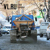 Дороги Владивостока обрабатываются песко-солевой смесью