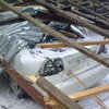Во Владивостоке крыша дома упала на припаркованные машины (ФОТО)