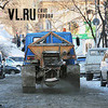 На опасные участки дорог Владивостока вышли спецмашины для разбрасывания песка