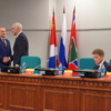 Председатель Думы Андрей Брик поздравляет Олега Гуменюка с вступлением в должность — newsvl.ru