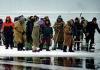 Во Владивостоке оторвало льдину, на которой находятся 200 рыбаков
