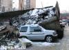 Во Владивостоке перевернувшийся КАМАЗ опрокинул на дорогу тонны металлолома (ФОТО)