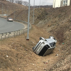 Во Владивостоке лишенный прав водитель Mercedes опрокинулся в кювет, уходя от погони ДПС