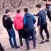 Во Владивостоке школьника после драки поставили на колени и угрожали ему предметом, похожим на пистолет