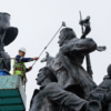 Рабочий оттирает каждый участок памятника — newsvl.ru