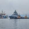 Морские буксиры встречают фрегат и готовят его к швартовке — newsvl.ru