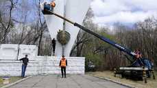 Общественные активисты за свой счет отремонтировали стелу на въезде в Хабаровск 