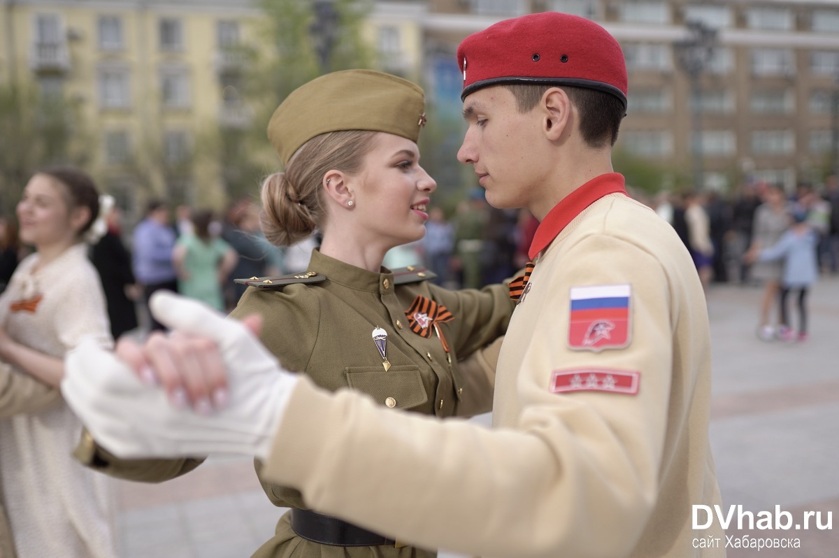 Майский вальс видео в детском саду. Майский вальс. Военно-патриотический танцы. Губерния Хабаровск Майский вальс. Костюм для патриотического танца.
