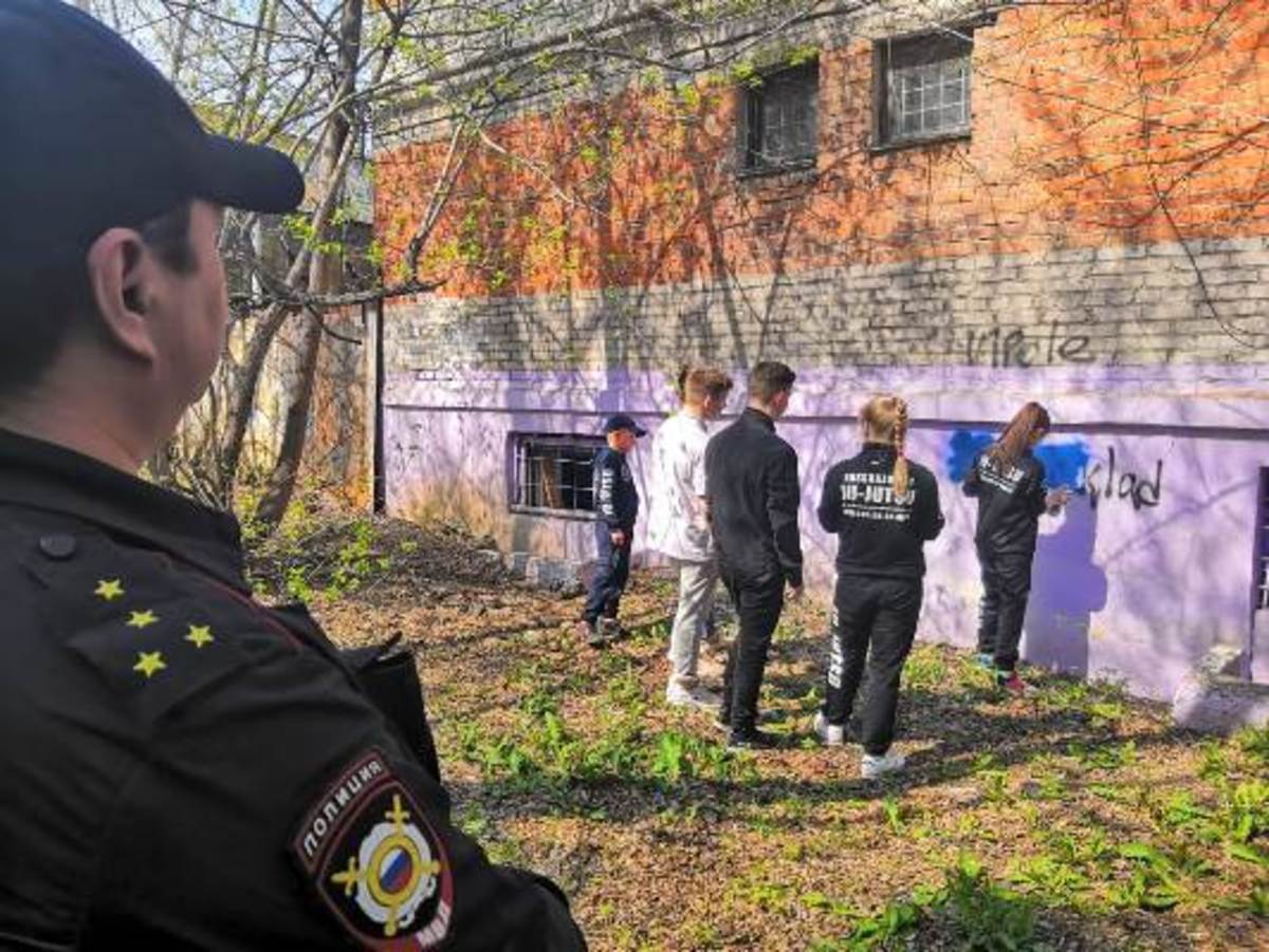 Школьники под присмотром полиции удаляли рекламу наркотиков с фасадов домов  в Комсомольске (ФОТО) — Новости Хабаровска