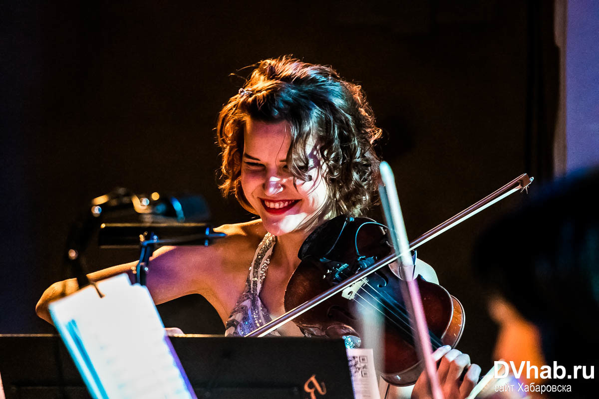 Девушка музыкант. Концерт «классика на дворцовой» с24 мая 2024. Классические концерты в современной обработке. Классический концерт. Классическая музыка фото.