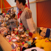 На творческой ярмарке, которая развернулась на фестивале, можно было приобрести изделия ручной работы, украшения, игрушки, аксессуары — newsvl.ru