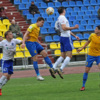 Игроки борются за верховой мяч — newsvl.ru