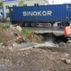 Ливневка на этом участке дороги начала разрушаться еще в прошлом году — newsvl.ru