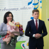 Директор школы № 50 Ирина Аксёнова и губернатор Приморья Олег Кожемяко — newsvl.ru